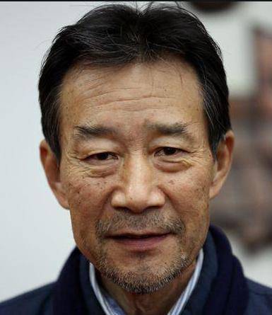 67岁李雪健因鼻咽病声带受损,说话口齿不清,握紧拳头气势十足_时候