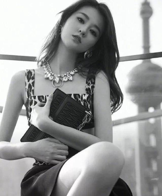 27岁乔欣,天生丽质时尚妩媚!凹凸有致好迷人!_身材_角色_风格