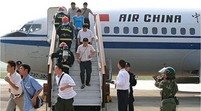 1989年,一男子劫机企图偷渡韩国,结果被机长一脚踹下了飞机_张振海