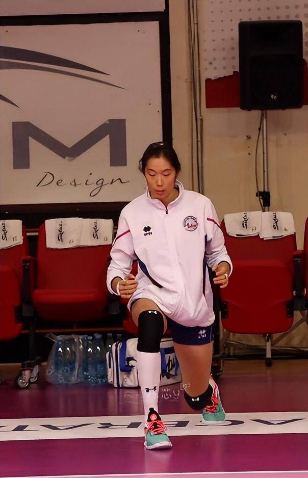 朱婷赛前热身画面曝光,与队友说笑,秀颠球绝技忒帅,大长腿抢镜_比赛