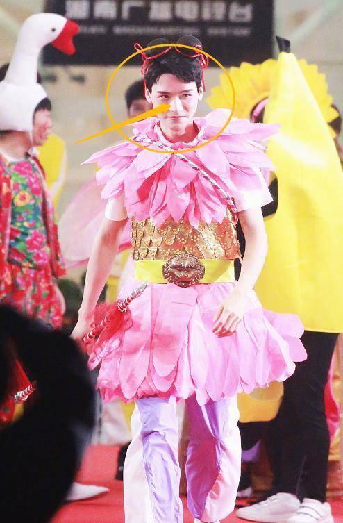 龚俊赚钱不易,穿背心扮哪吒,失去细致妆容的鼻子形状令人看傻了_眼睛