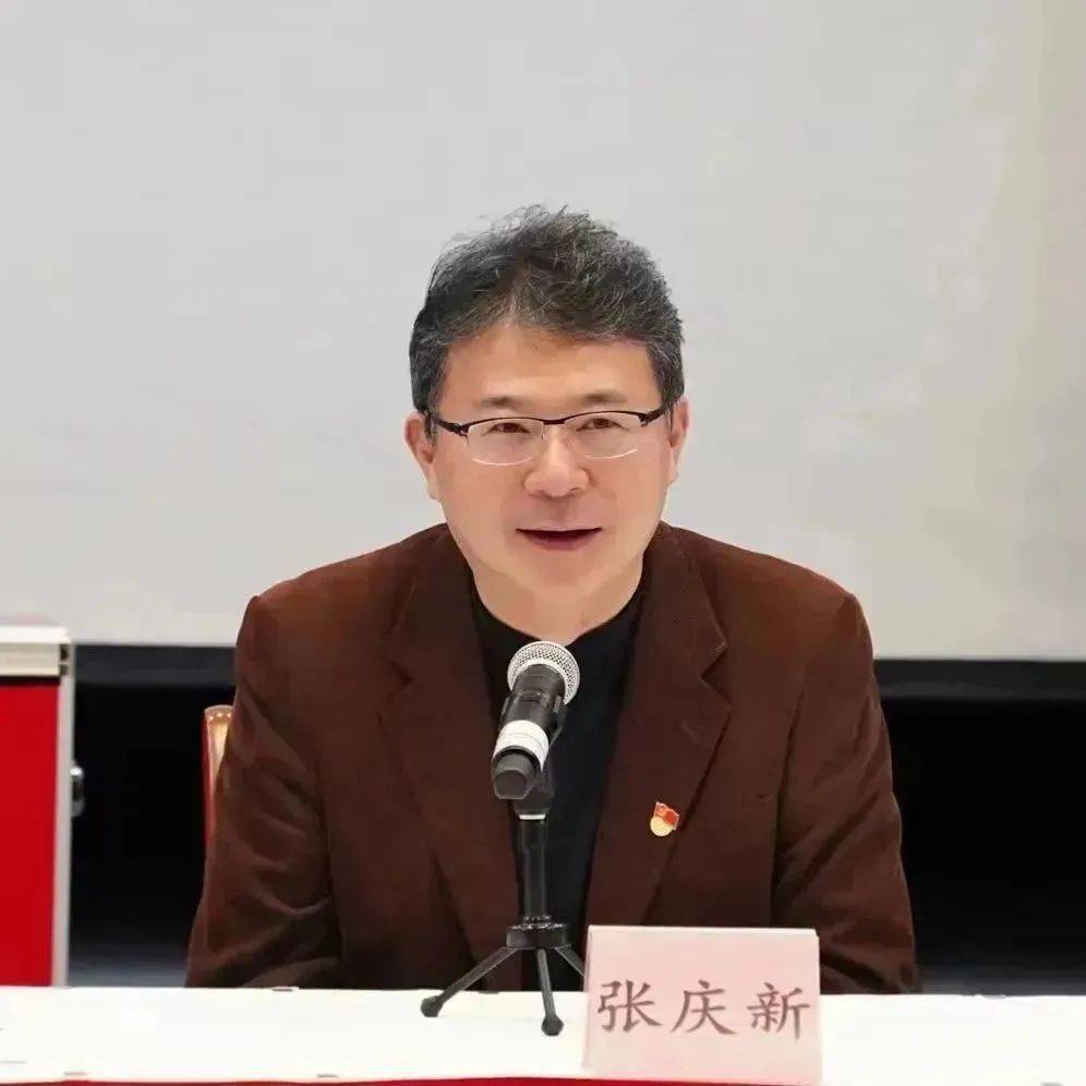 会前,院领导班子成员赵蕾,张庆新,王珂,季萍萍与近40位离退休职工党员