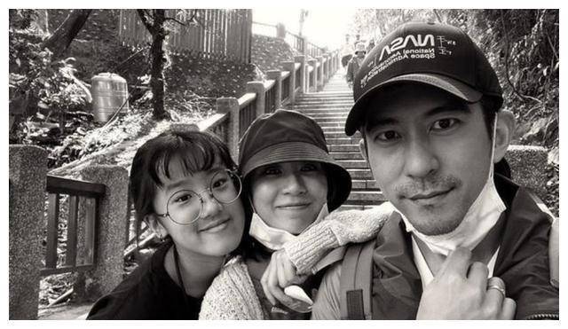 梧桐妹用和贾静雯,后爸修杰楷同框照当头像,亲爸见了作何感想?