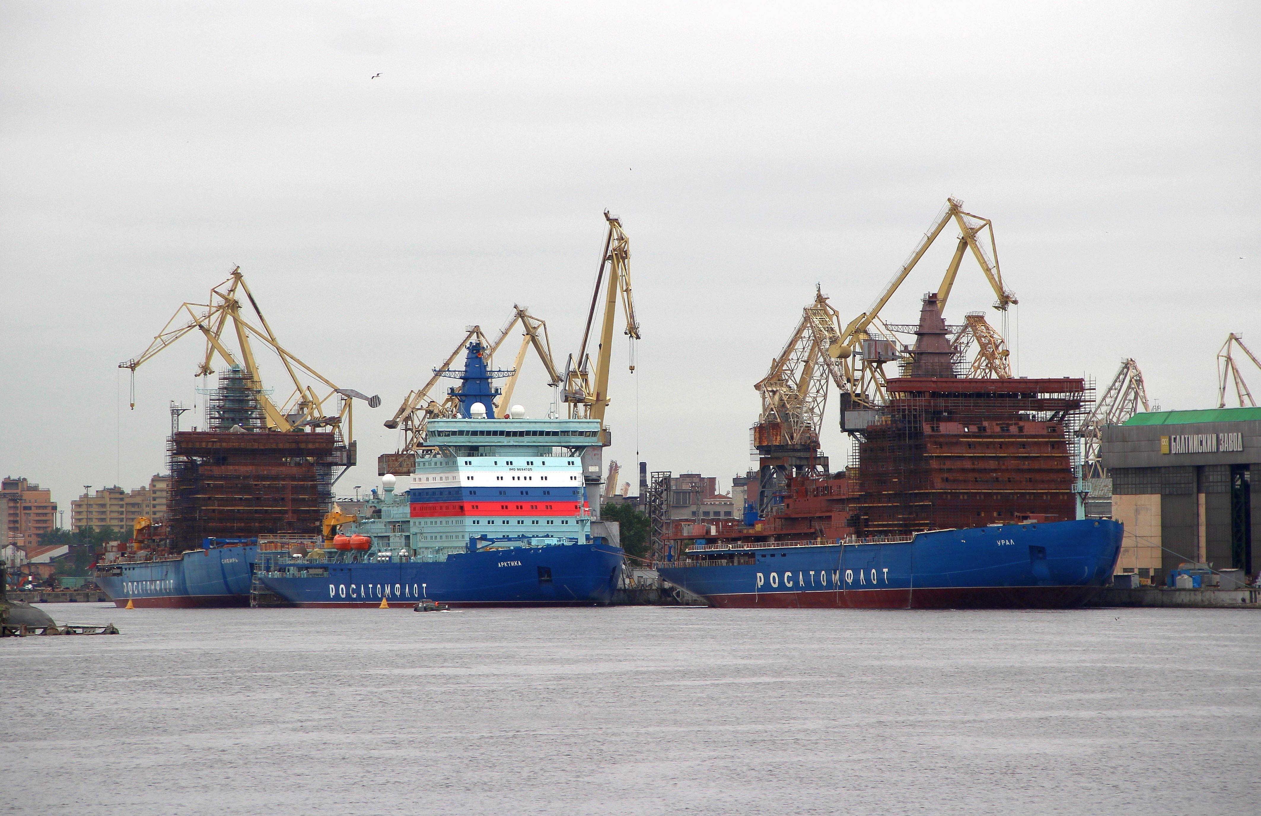 这次举行升旗仪式的乌拉尔号是2016年7月在波罗的海造船厂开工建造