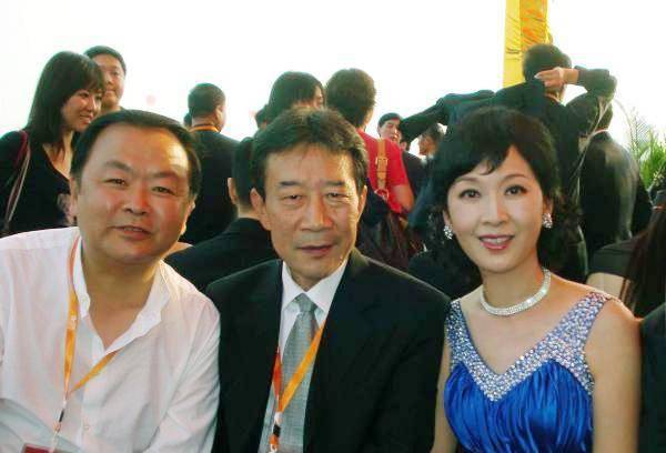 被迫隐退定居美国20余年,女儿的颜值却差强人意_龚雪_张迅_张铁林