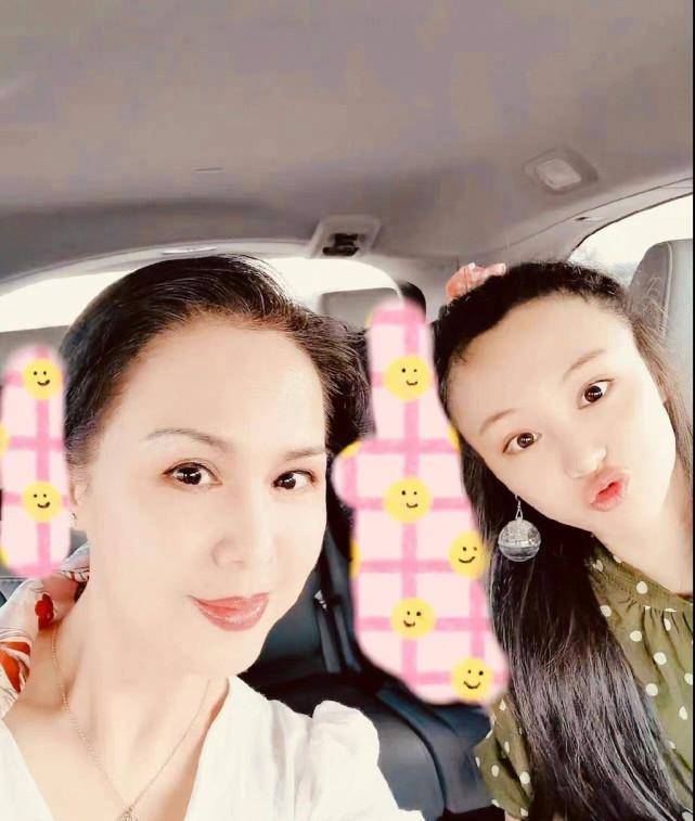 郑爽分享带娃日常,教女儿说普通话背唐诗,捏着女儿小手画面温馨_孩子