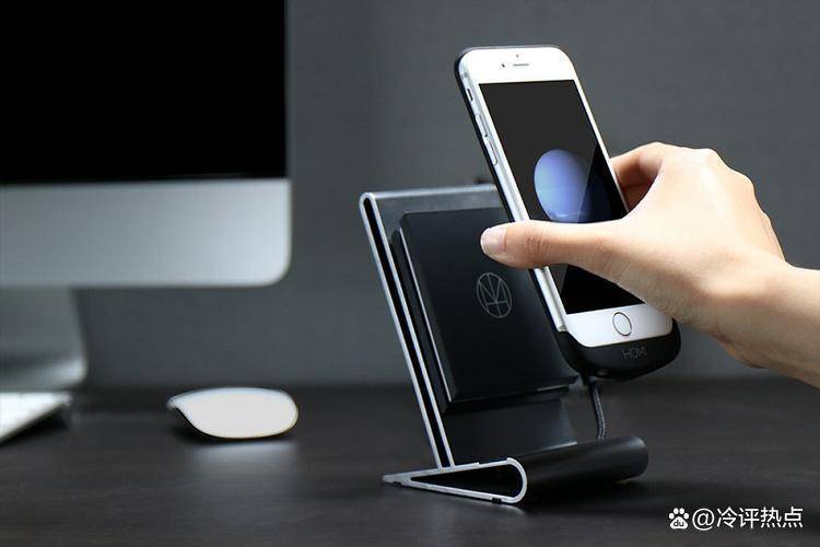 冷评:海口女局长丈夫深夜破门从衣帽间揪出副区长,显然误会太深_充电