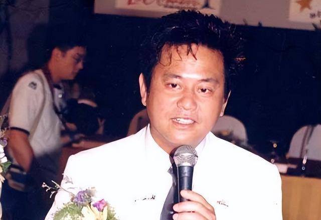 陈百祥近照曝光,白发染成粉色,72岁依旧前卫时尚_老人_观众_电影