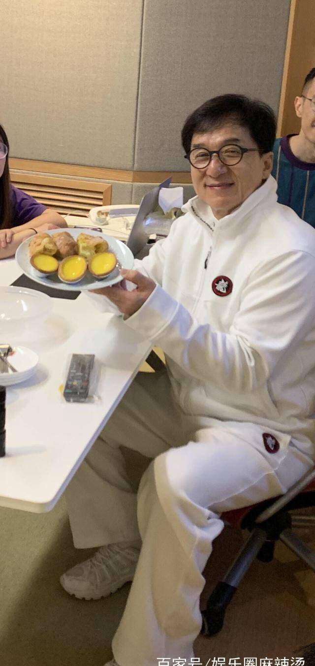 成龙大哥65岁的生日在工作中度过,房祖名和吴卓林无任何"表示"_事业