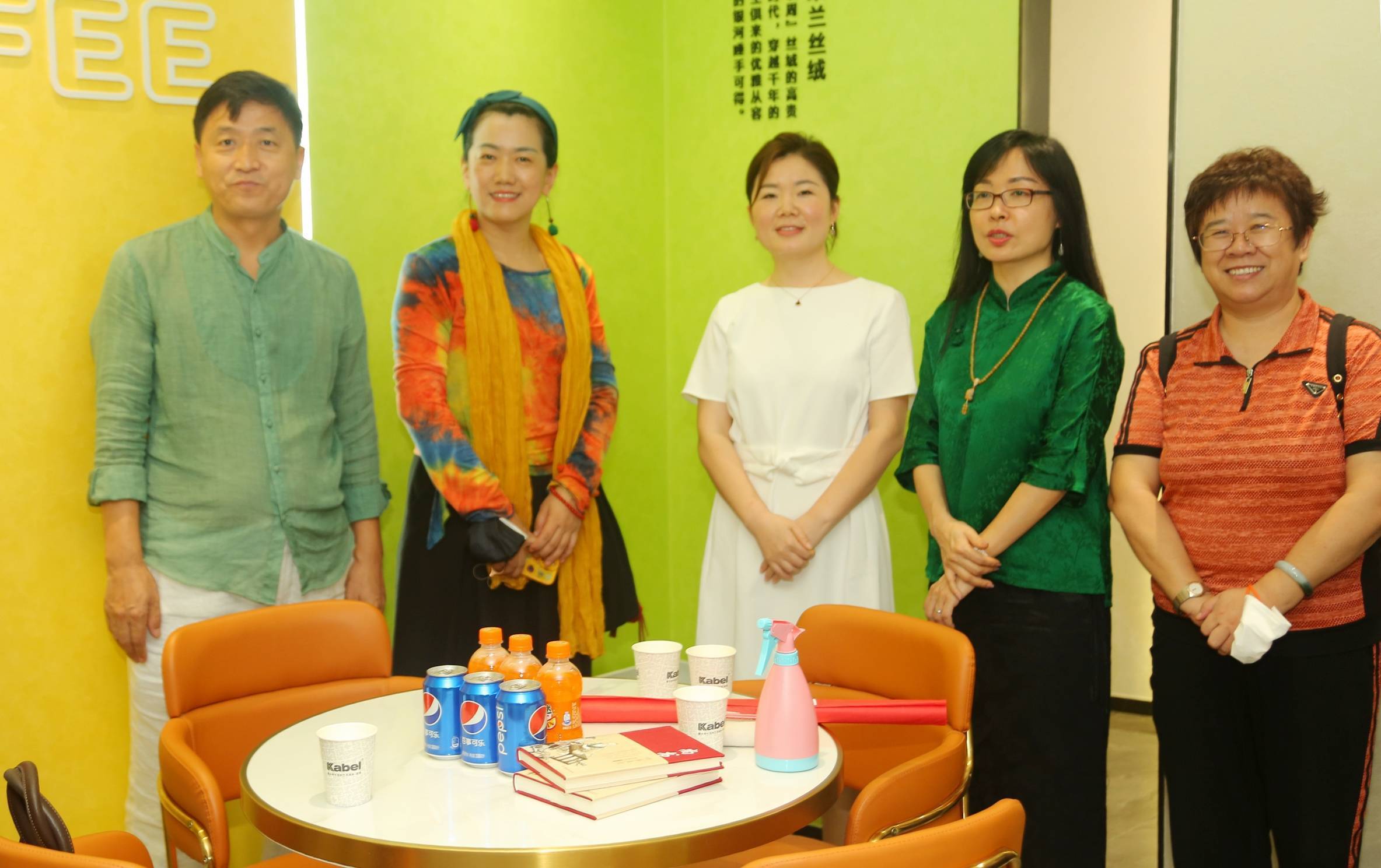 副会长信兴电器总经理唐宏宇 ,名匠装饰总经理张红英,东易日胜