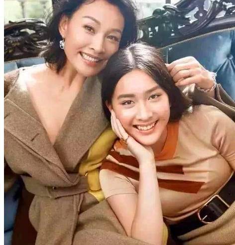 陈冲自曝后悔把女儿宠坏,谈双胞胎事件真相:是给熟人养孩子没领养没