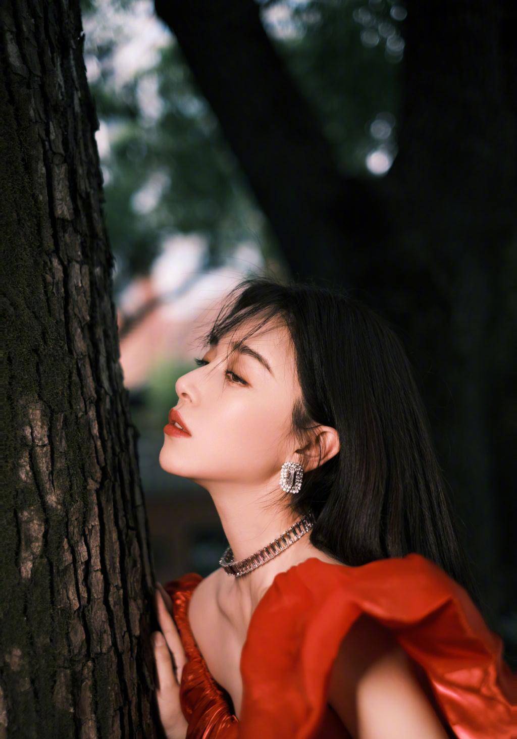 阚清子初秋时尚写真,美女配红裙,氛围感满满_姐姐_角色_方面