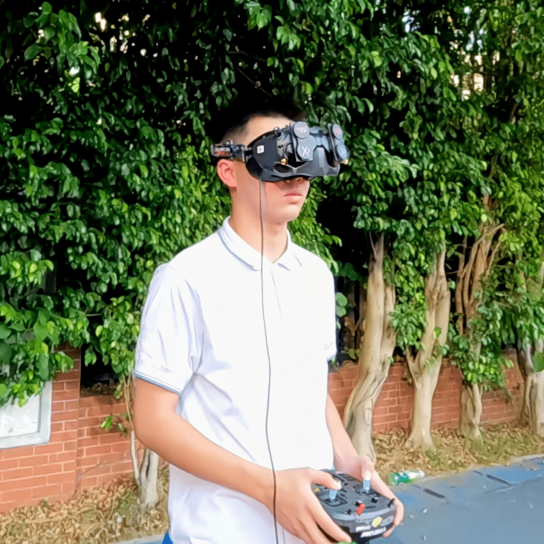 广州17岁飞手问鼎国际大赛，他说：内心丰盈者，独行也如众_无人机_编程_曾庆翔