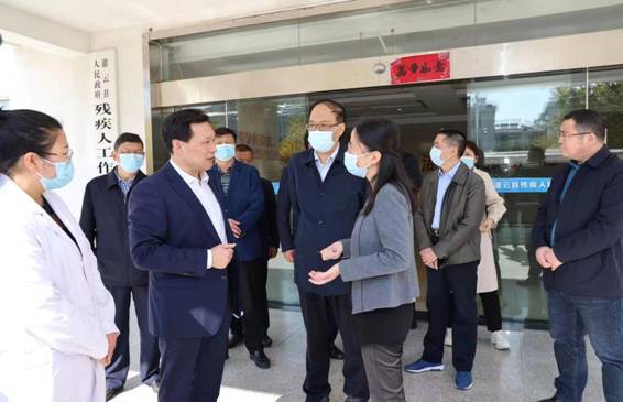11月22 日,江苏灌云县县委副书记,县长曹明丽在副县长周建军的陪同下