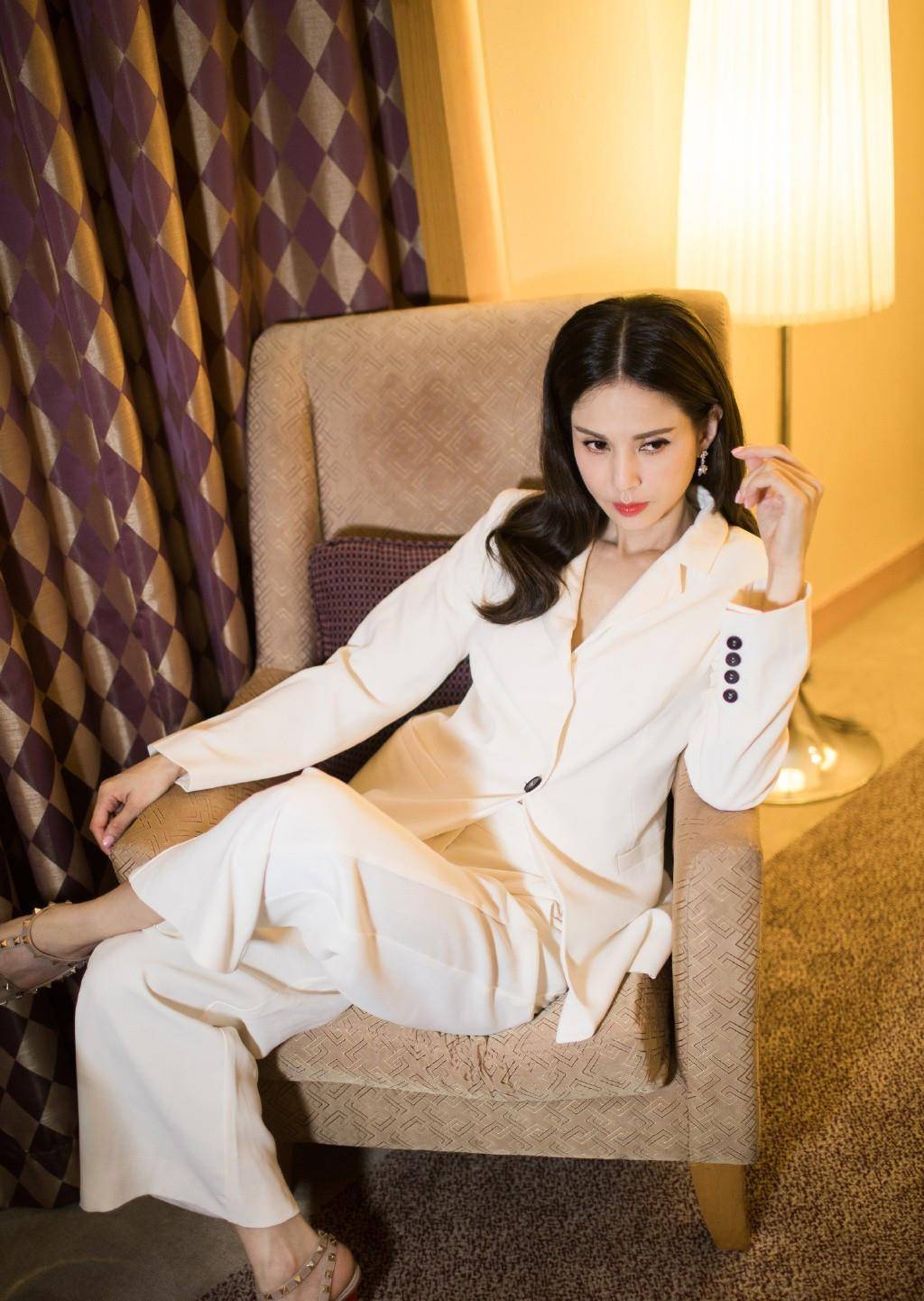 李若彤晒美照,穿刺绣旗袍扎丸子头,优雅迷人还是当年"小龙女"_显得