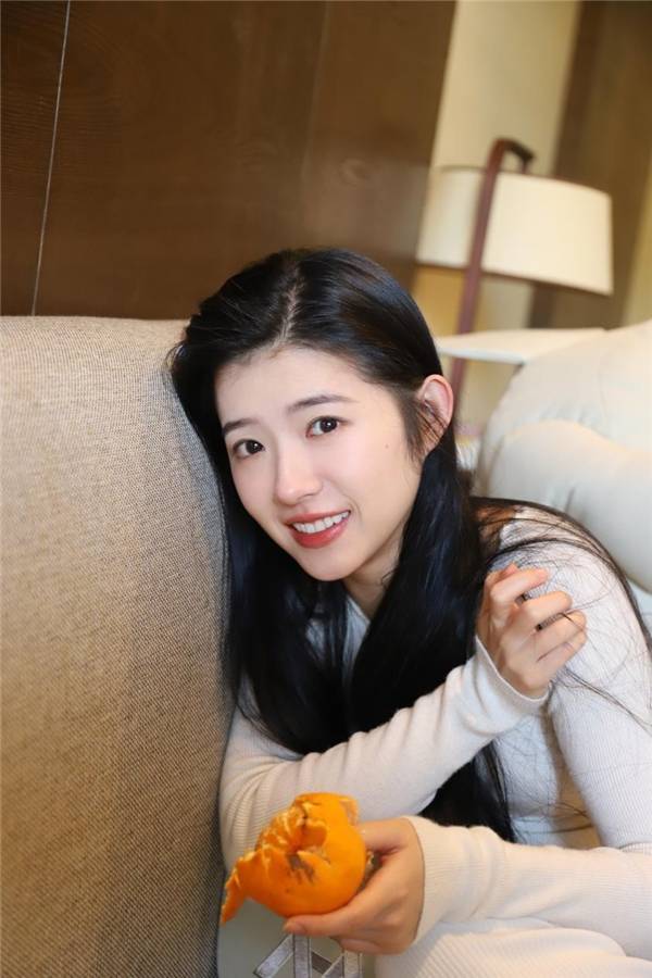 让人不禁梦回《最好的我们》中耿耿的感觉,当时何蓝逗素颜出镜,感觉就