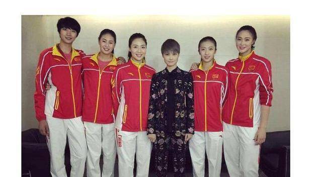 变身女排队员,头顶小发揪,娇小乖巧,大长腿最吸睛_中国女排_身高_节目