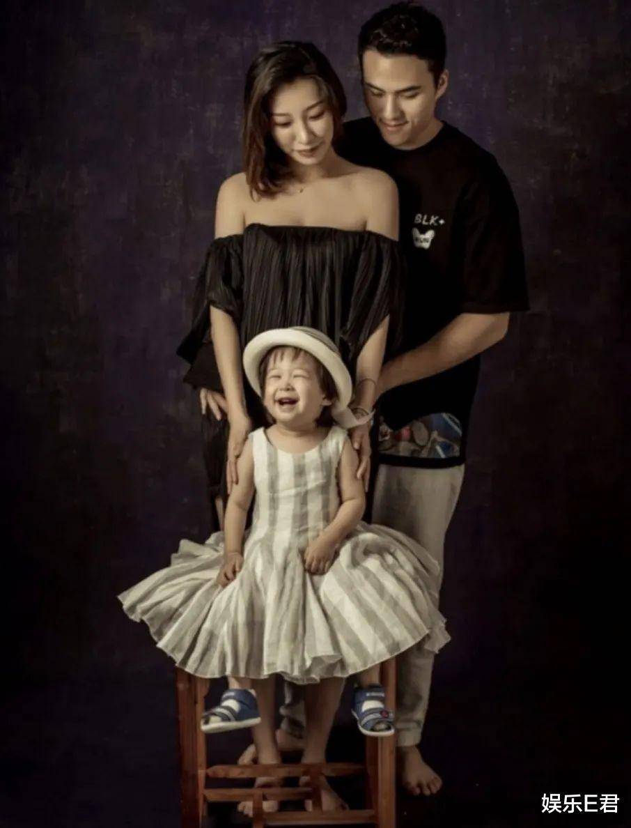 何猷启夫妇已办分手,齐娇带两个女儿回上海娘家,网友:太会装了_何鸿燊