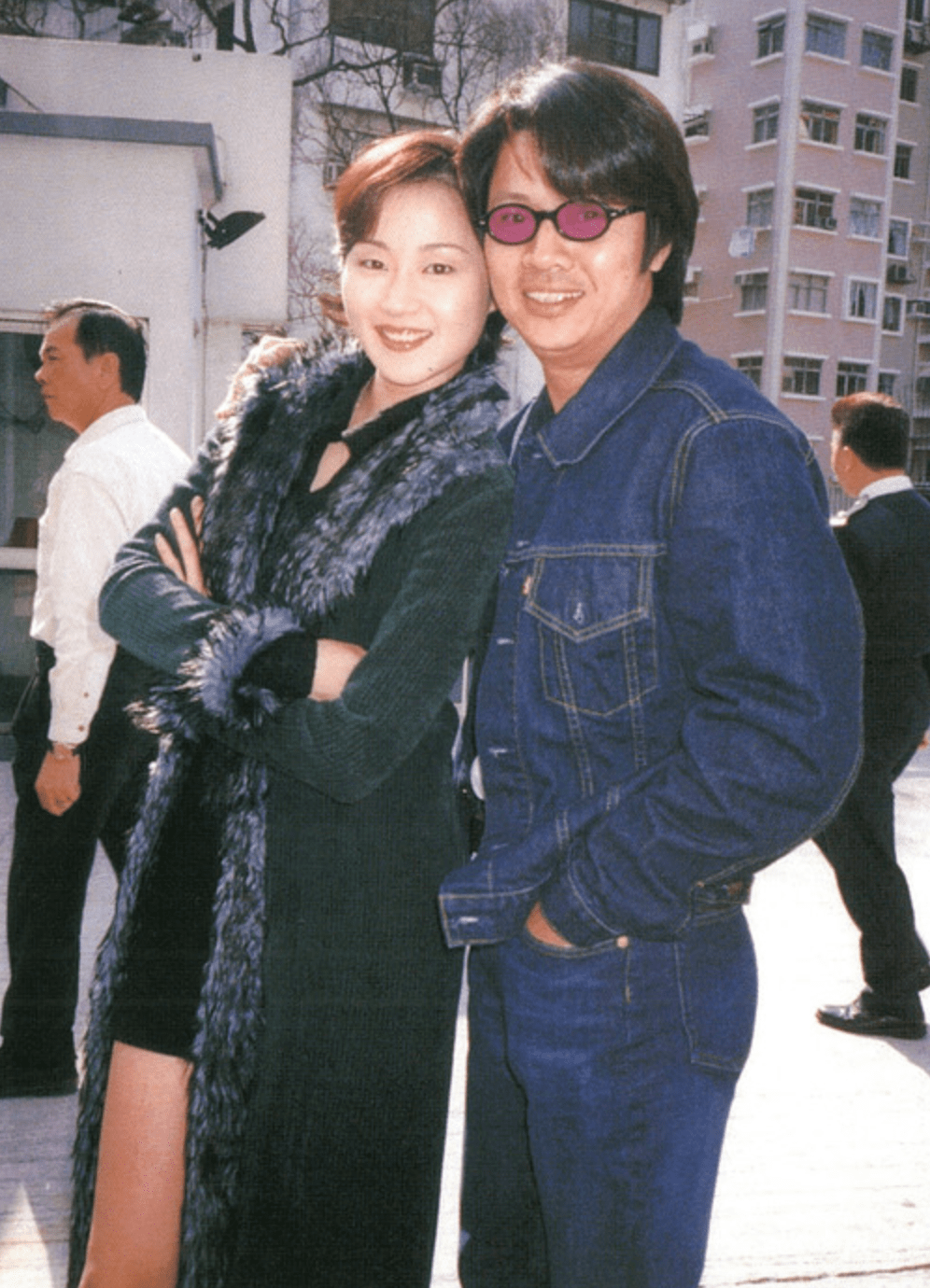 他曾是少女偶像,事业巅峰被人诬告,花逾亿给太太治病,恩爱39载_teresa