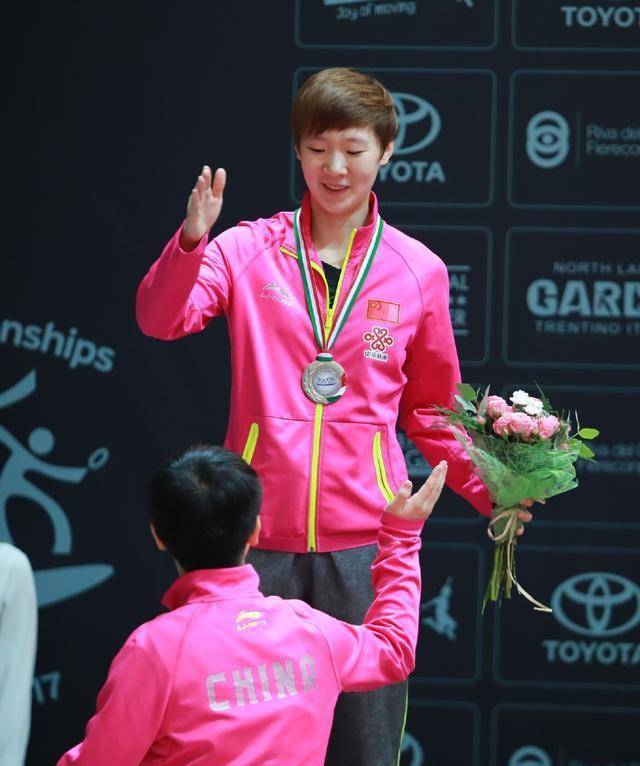 王曼昱低调现身山东,蓝衣黑裤尽显清爽,身高1米76少年气十足_比赛