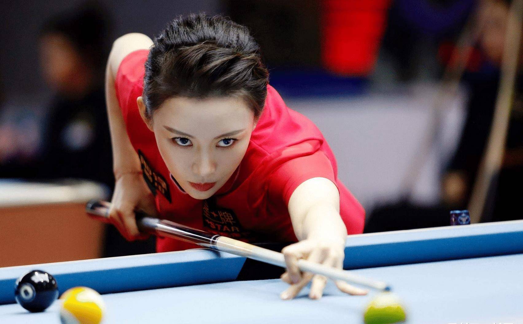 她高考没考上大学,半路出家成为"九球天后",父母功不可没_潘晓婷_台球