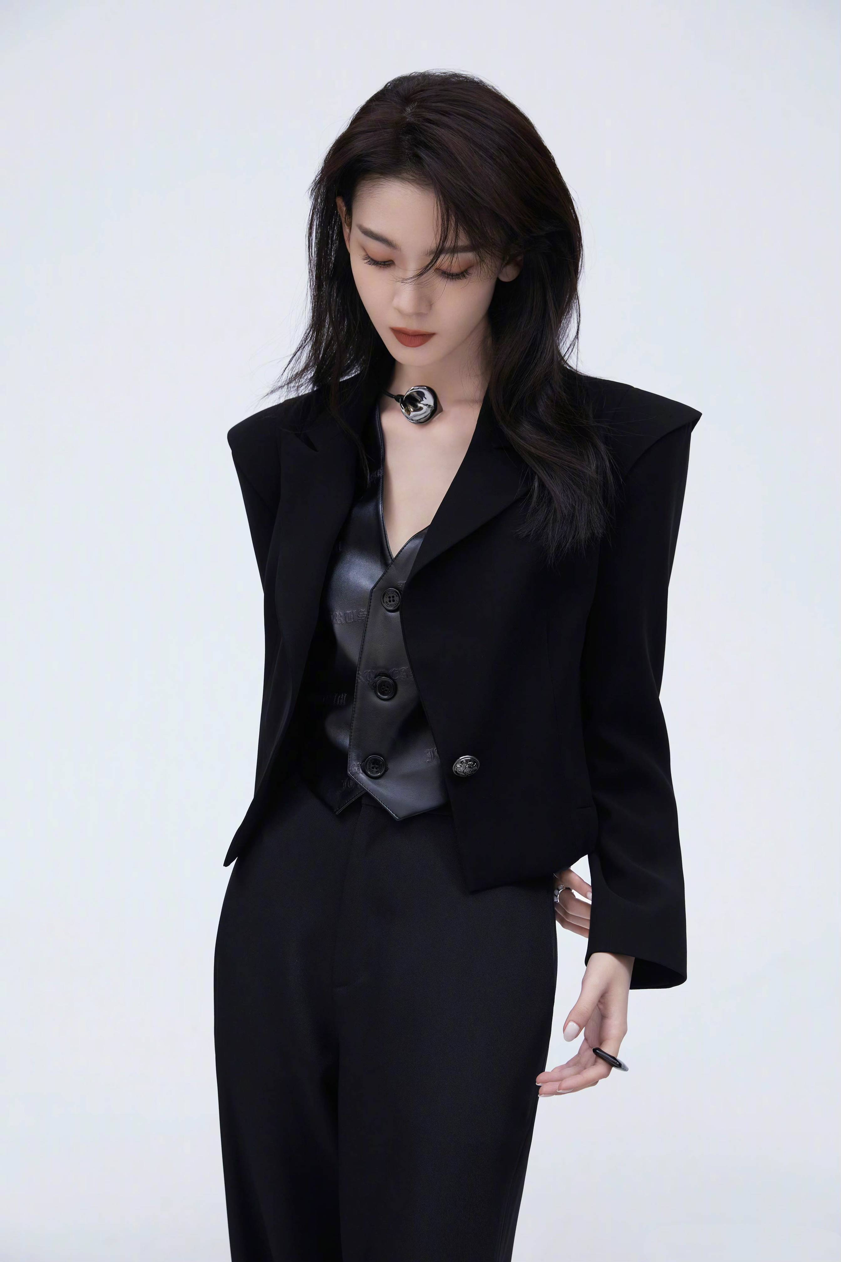 28岁陈瑶真会穿西服套装秀出蚂蚁腰不愧是御姐身材萝莉脸