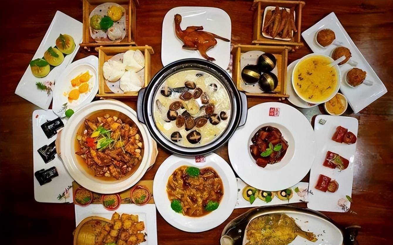 广东人是个特别的存在,他们爱吃,会吃,喜欢煲汤,宁可三日无肉,也不愿