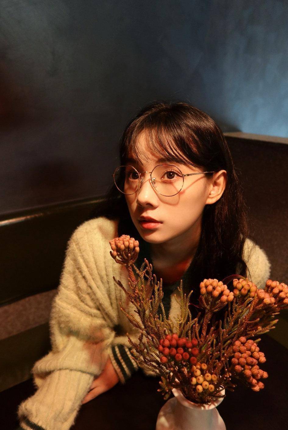 眼镜最考验女明星,鲁照华晒罕见眼镜照,网友:才明白啥叫高颜值_气质