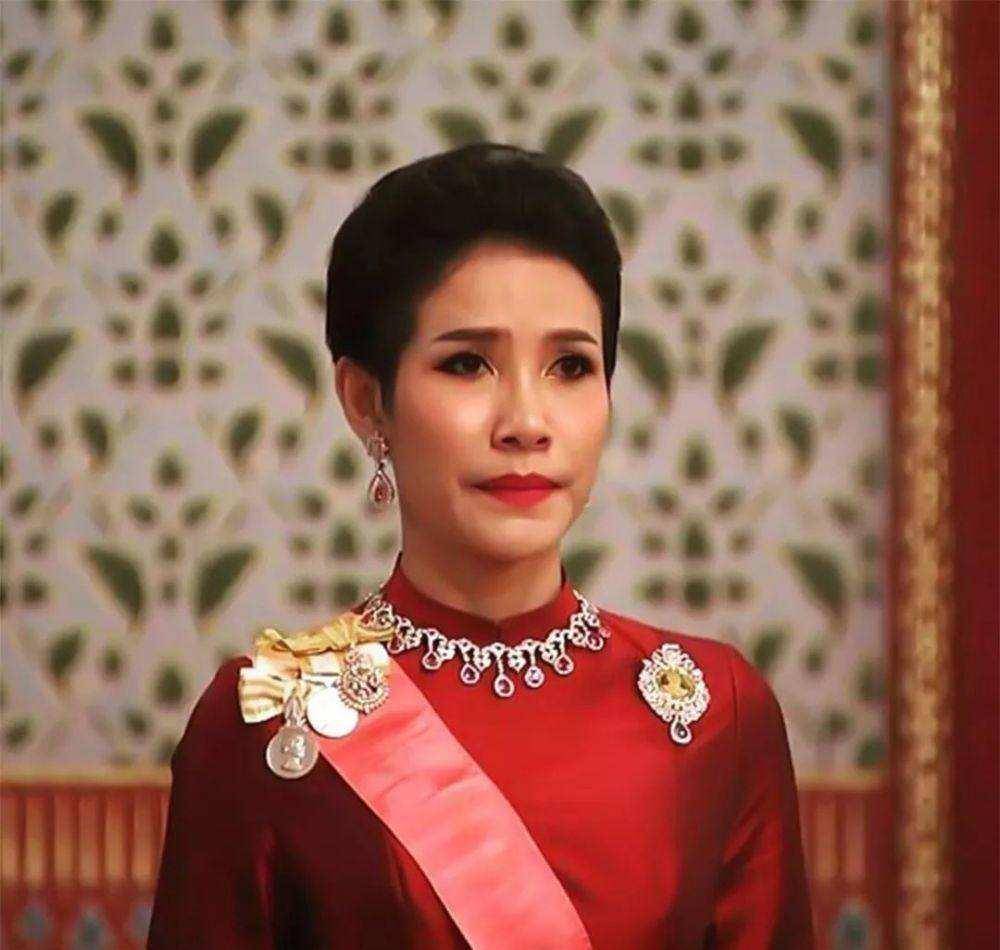 而现在诗妮娜险些也遭遇了同样的命运,好在玛哈国王