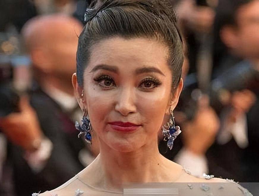 那些削骨的女星如何了?状态垮的有不少,杨幂的脸慢慢崩了_改造_严重_