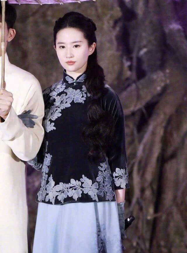 刘亦菲早在十五岁时出演《金粉世家》时就有过旗袍造型,年纪善小的她