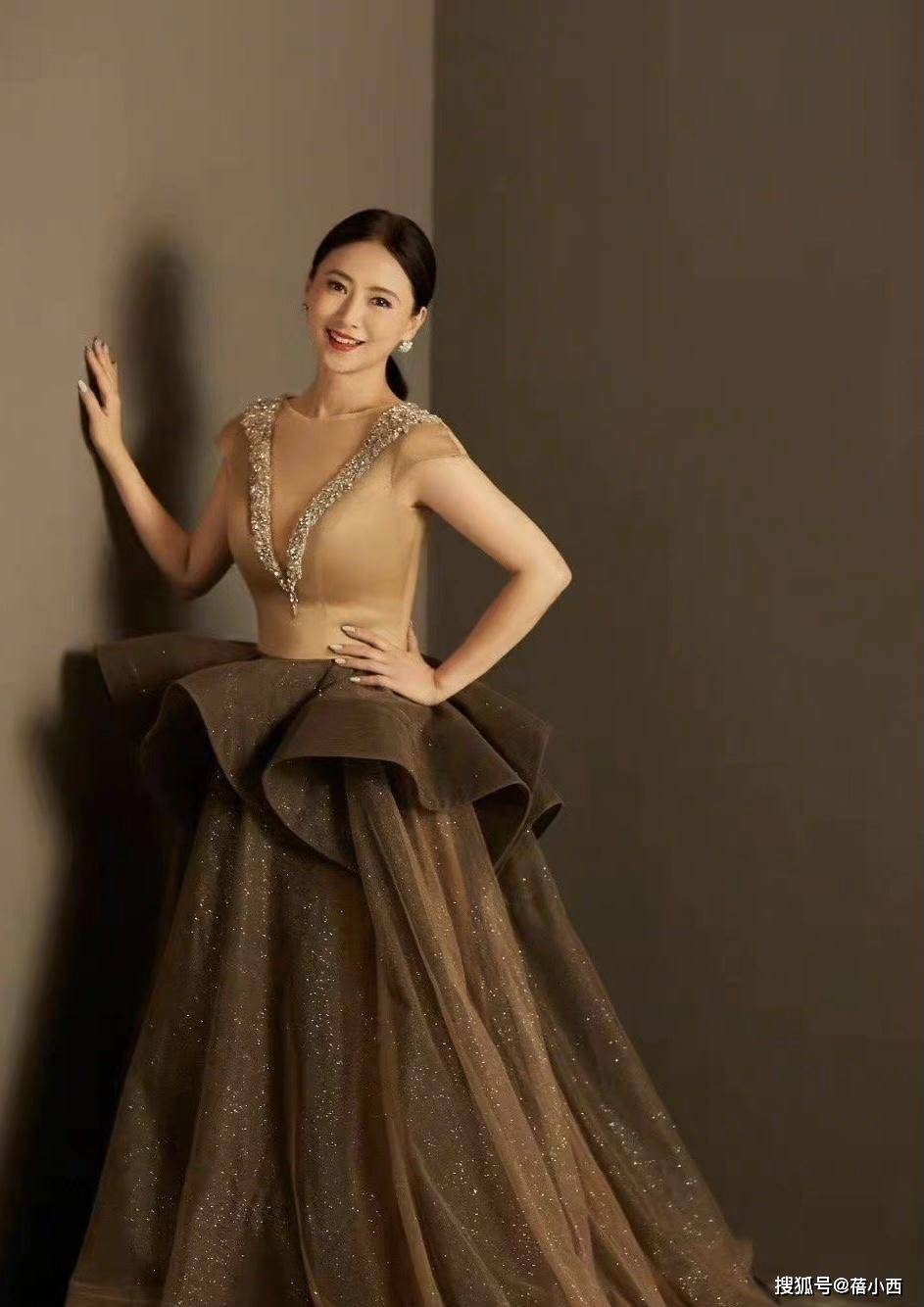一袭一字肩小黑裙配盘发走秀,54岁的年龄25岁的脸_连衣裙_黑色_气质