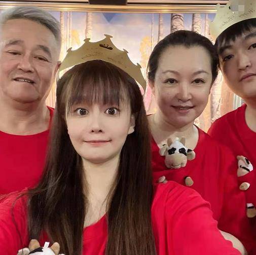 赵本山女儿曝家中内景,用廉价盆椅妈妈穿9元鞋,沙发泛白显寒酸_球球