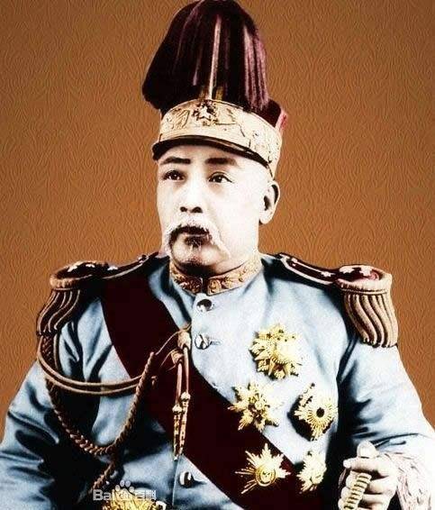 晚年的溥仪,常常一边晒太阳,一边逗蚂蚁,表情凝重,与世无争_皇帝_苏联