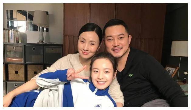 陶虹一家三口现身,徐峥肚圆如球,中年发福打扮太油腻_女儿_妻子_t恤