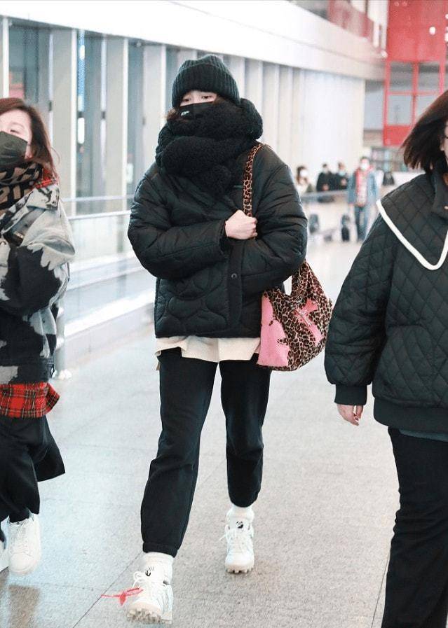 关晓彤也太赶"时髦"了,穿冰墩墩卫衣走机场,看了都羡慕_羽绒服_基础