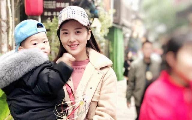 从视频中可以看到,带着1岁多大的儿子逛街的郭珊珊,在带着儿子逛一家