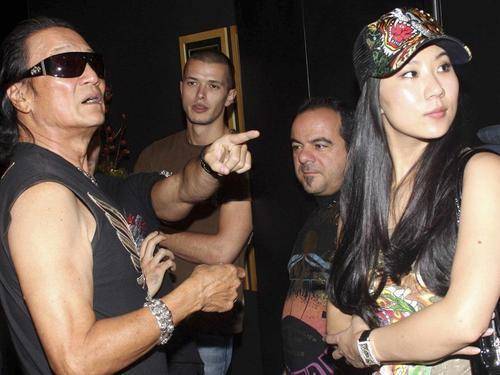 "忘年恋"甜蜜复合,曾掌掴81岁曾江,谢贤不一样的人生_感情_男人_爱情