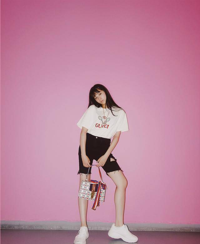 欧阳娣娣晒日常美照,大秀筷子腿笔直纤细,气质出众比姐姐还美_身材