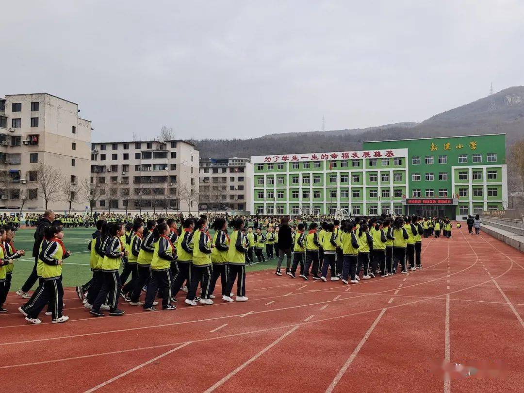 弓长岭区新建小学:"奔跑吧少年 冬季阳光跑操"大课间活动开始啦!