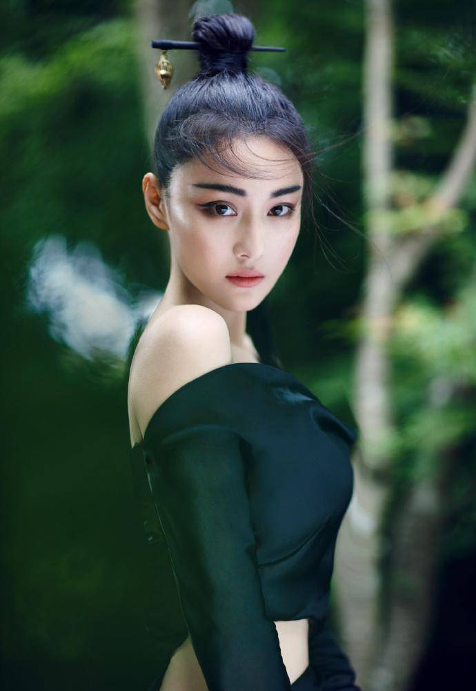 首次触电就有幸参与了冯小刚执导的爱情喜剧电影《非诚勿扰2》,可谓一