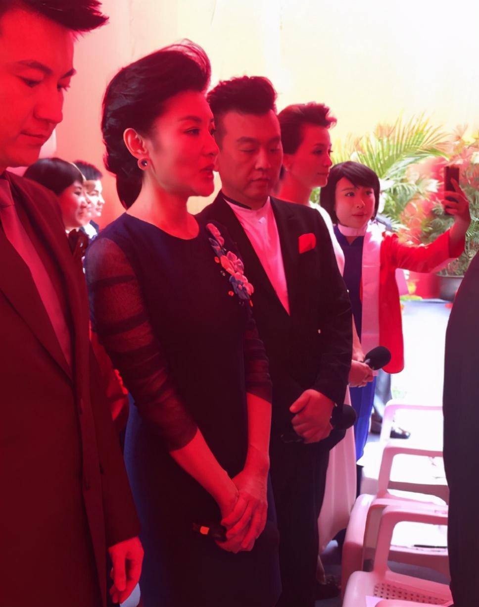 主持人,为追董卿三次下跪遭拒绝,今55岁未婚喜有喜_张泽群_生活_舞台