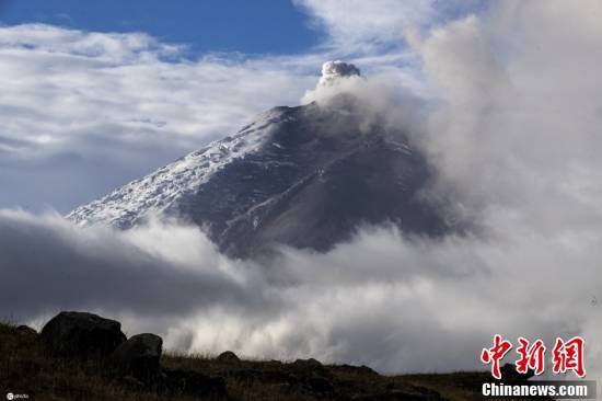 厄瓜多尔科托帕希火山喷出大量火山灰 烟尘弥漫山体