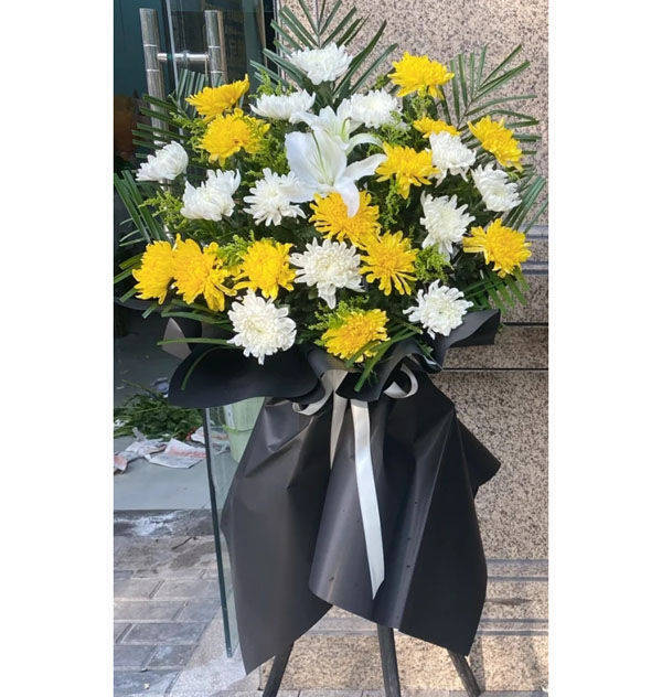 烈士花篮:鲜花花篮祭奠英雄烈士_黄菊_菊花_白菊