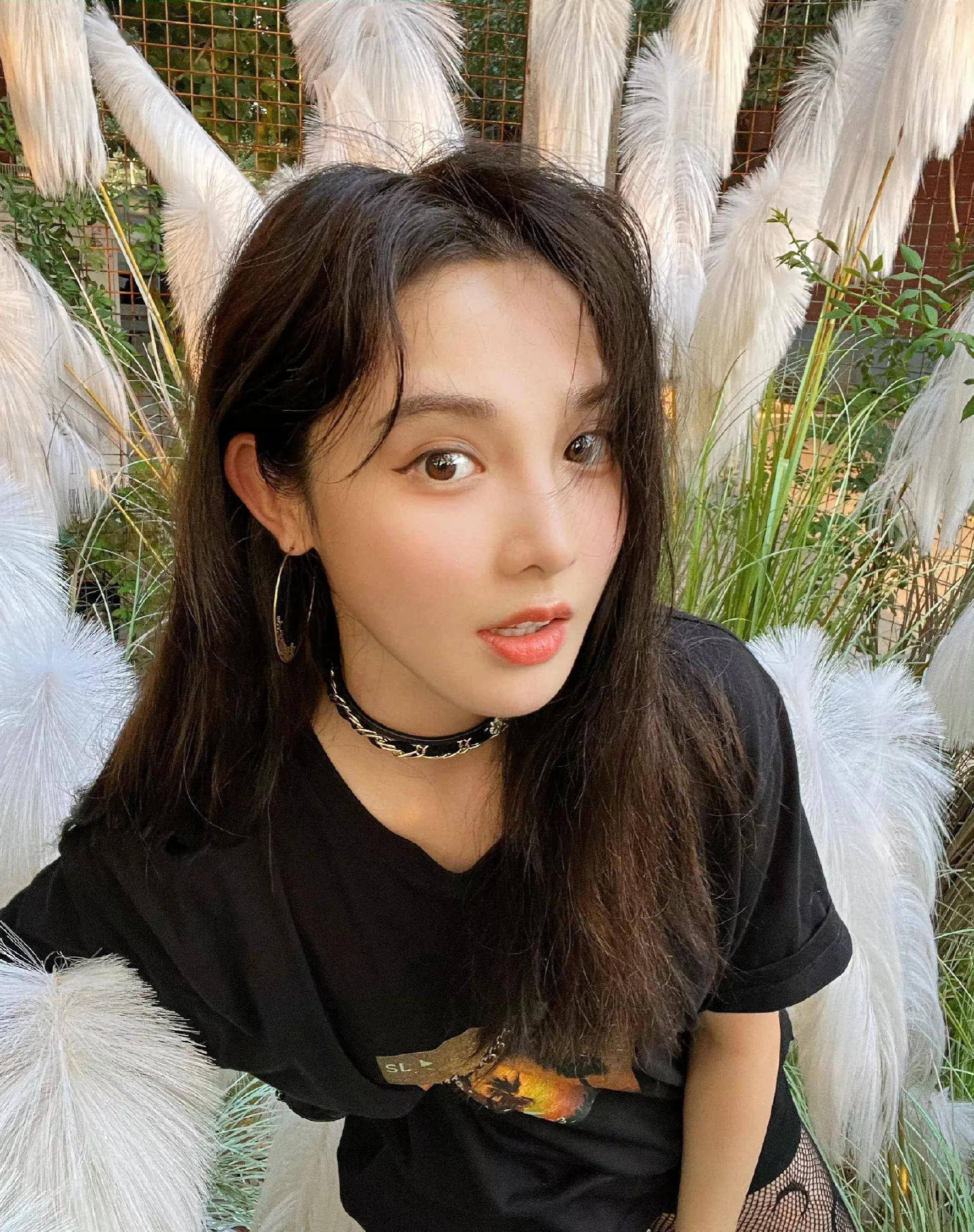 女星彭小苒时尚写真:甜美可爱,靓丽姣美