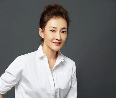 她是射击冠军,也是冯巩媳妇,曾11次登上春晚,如今被丈夫宠上天_牛莉