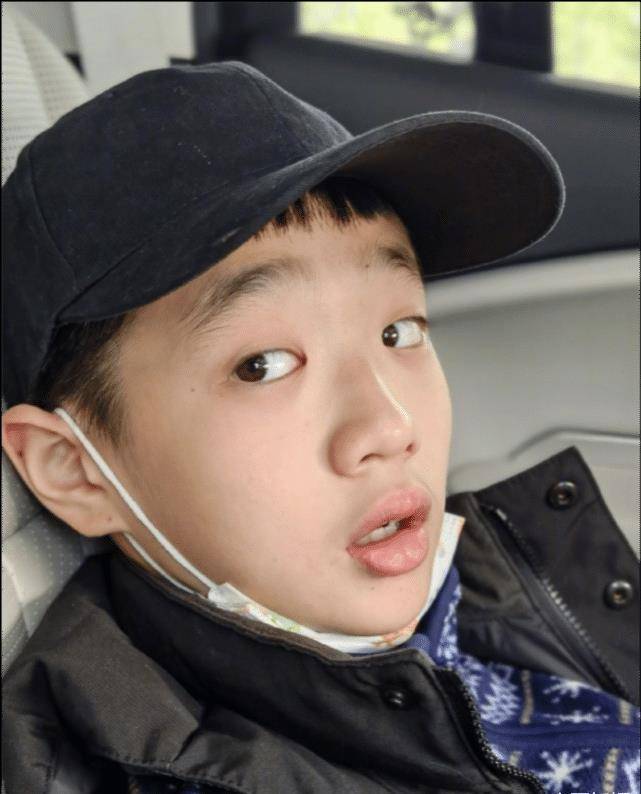 杨威晒儿子近照夸其帅,12岁杨阳洋萌拍喜感十足,越长越像母亲_女神