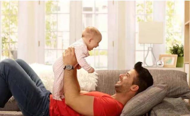 为什么宝宝喜欢竖抱？会伤脊椎吗?？图解正确抱娃姿势，父母要学会
