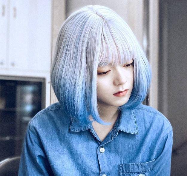 从晒出来的图片中能看到,赵今麦染的这个渐变色是"银色,蓝色"相间的