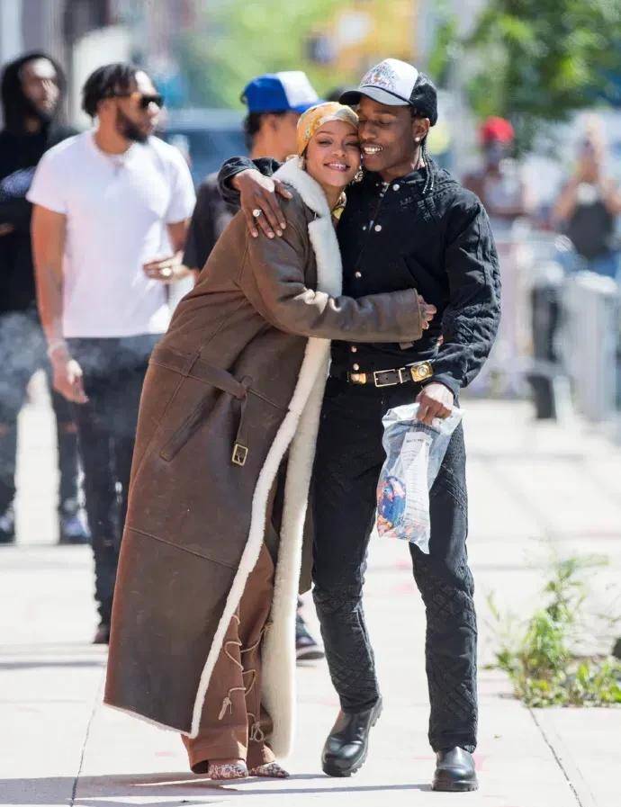 蕾哈娜情史很魔幻,恋上莱昂纳多,想嫁阿拉伯富翁_小李子_商业_福布斯